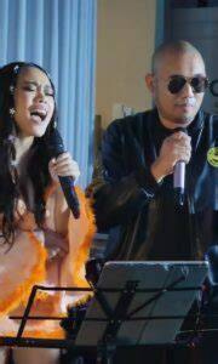 Kim Molina singing her song