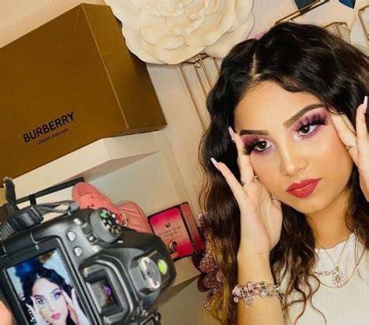 Lina Goldi is a owner of a eyelash company